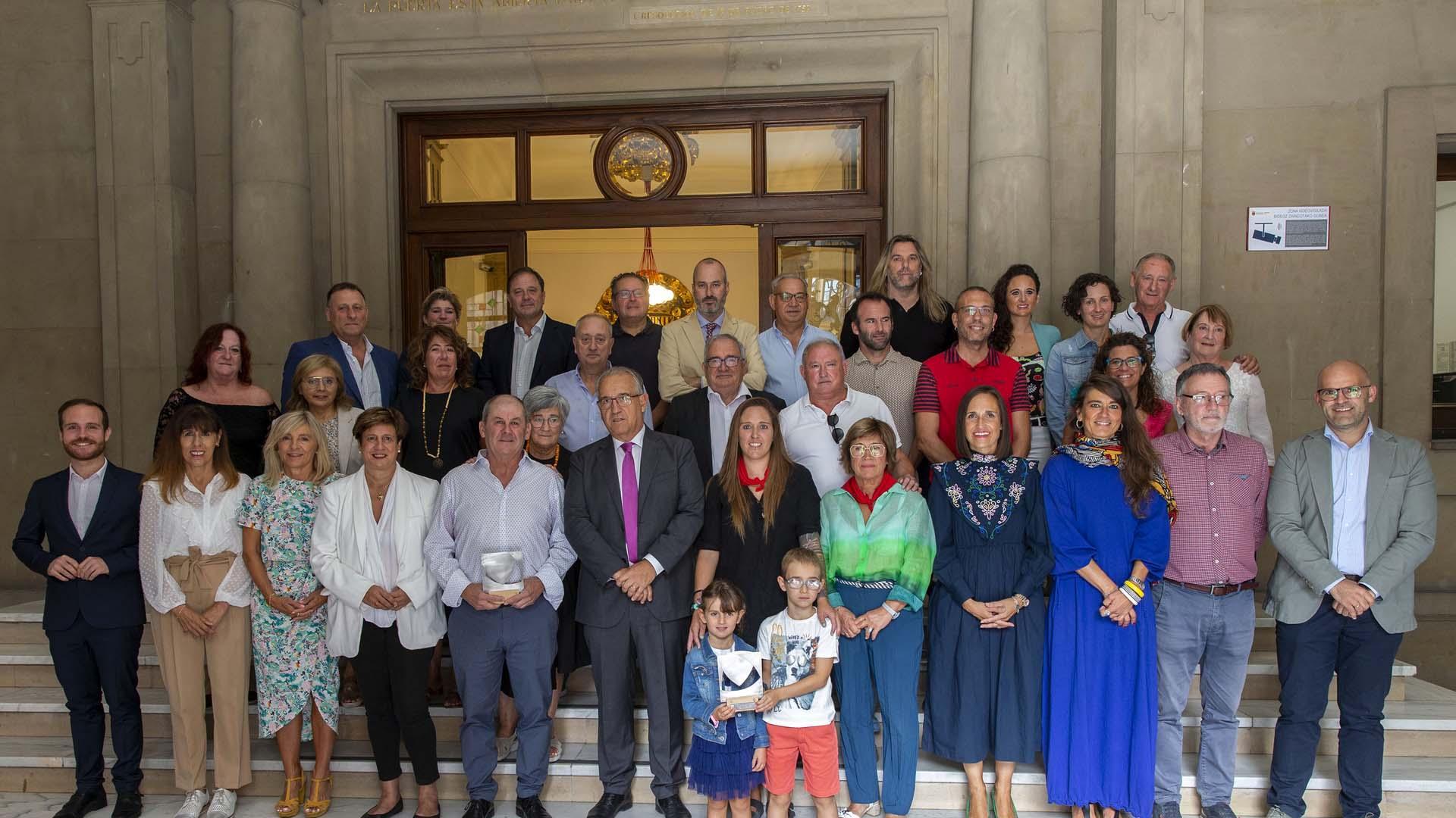 Fotos de la entrega del Pañuelo de Pamplona - Iruñeko Zapia a Mai Garde y Oier Oier Sanjurjo.