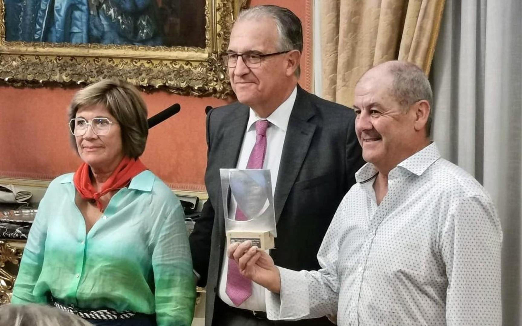Los padres de Oier Sanjurjo, Rafael Sanjurjo y Ana Isabel Maté, reciben el Pañuelo de Pamplona – Iruñeko Zapia
