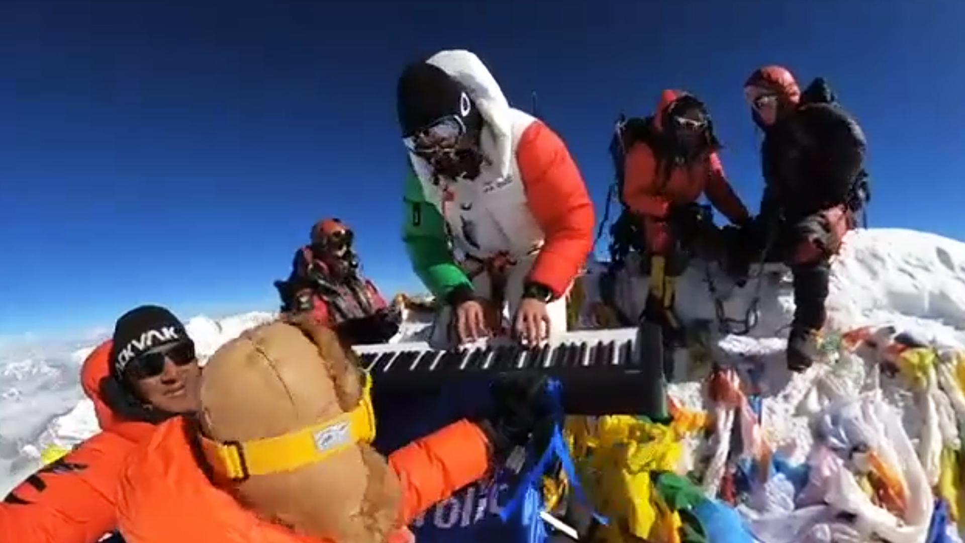 El mexicano Juan Diego Martínez Álvarez con el teclado electrónico en la cima del Everest