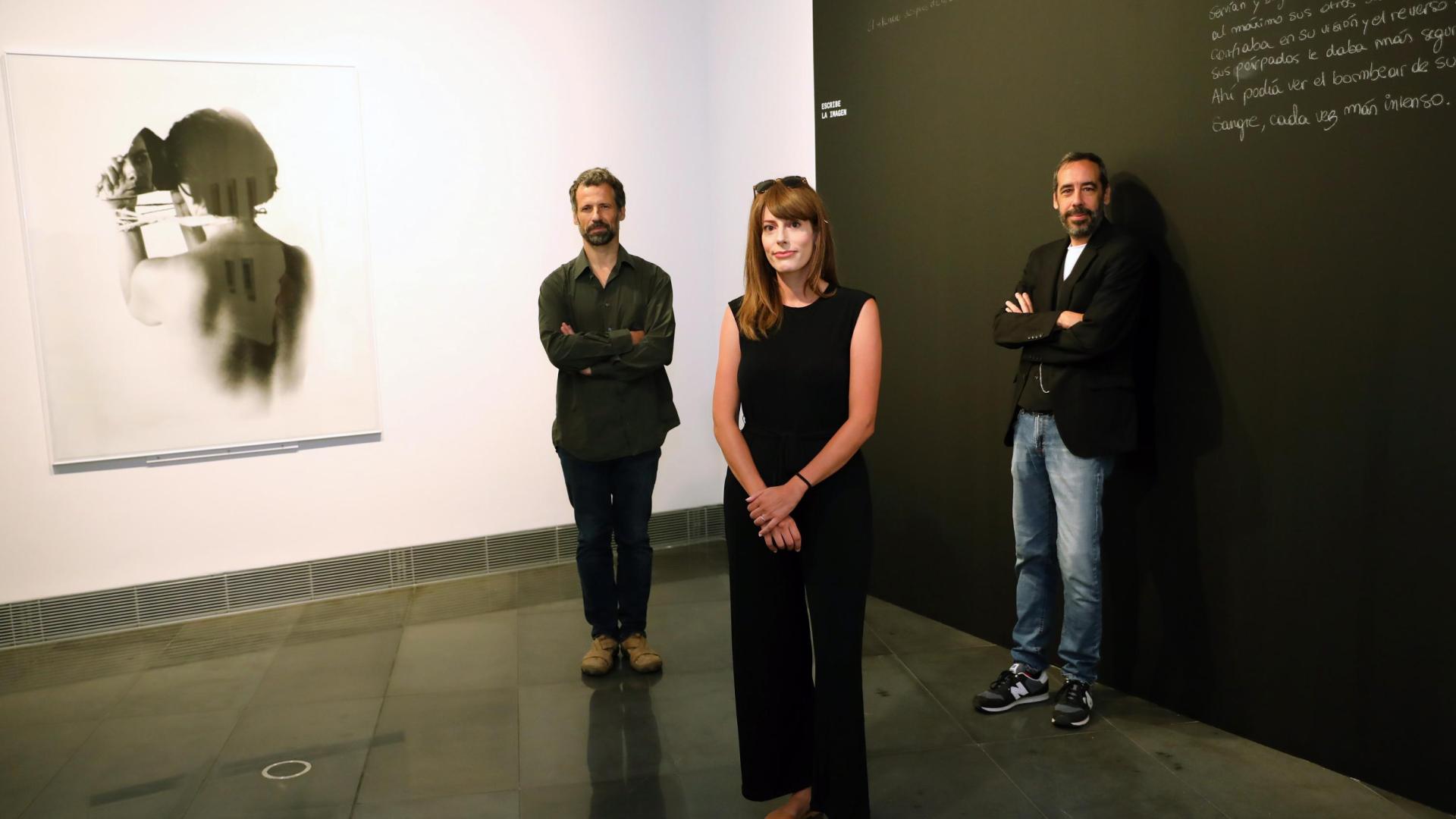 El artista José Noguero (izq.), la poeta Laura Azcona y el escritor Carlos Bassas, ayer en el Museo Universidad de Navarra.