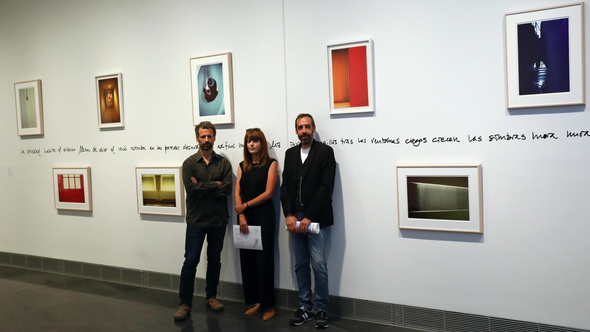 José Noguero (izq.), Laura Azcona y Carlos Bassas, en otro espacio de la muestra.