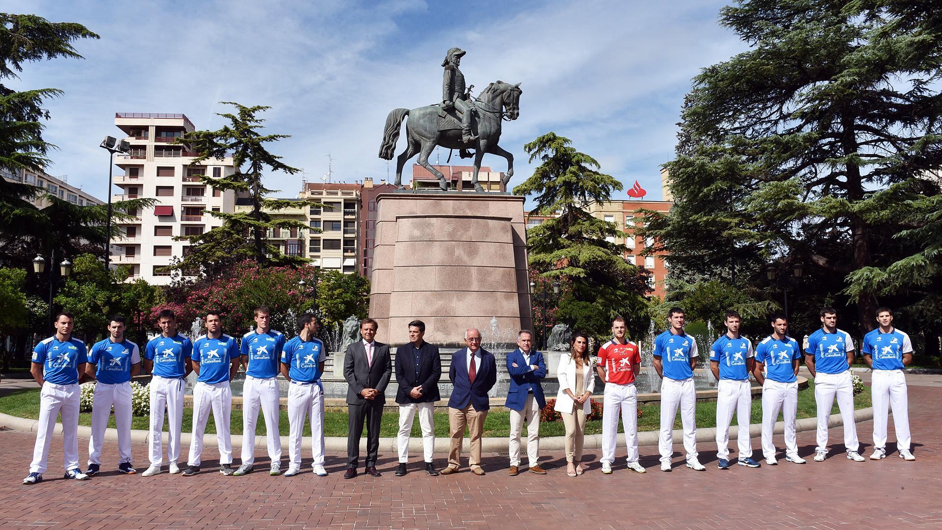 Los doce manistas titulares de la próxima feria de San Mateo, entre ellos el campeón manomanista, posan junto a autoridades y patrocinadores en la capital riojana