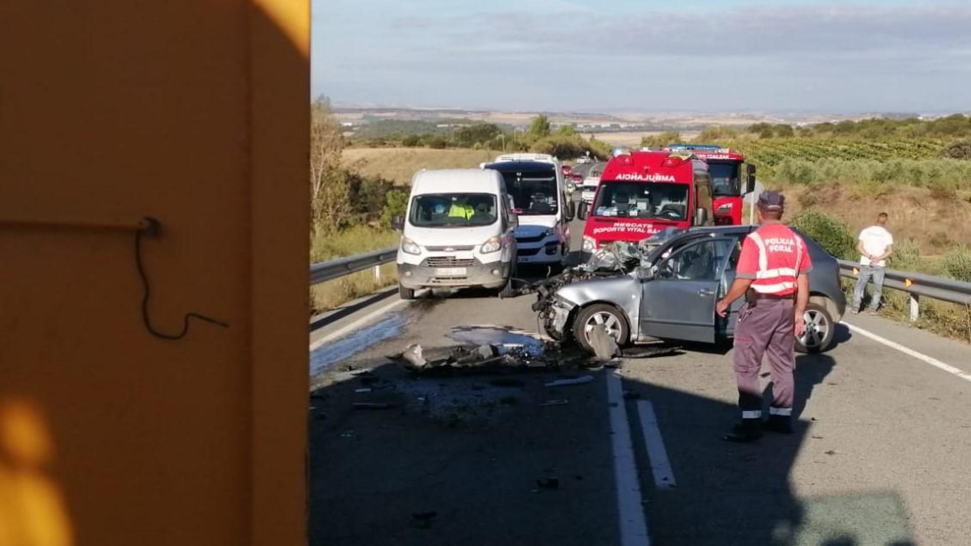 Agentes de Policía Foral y bomberos, en el lugar del accidente