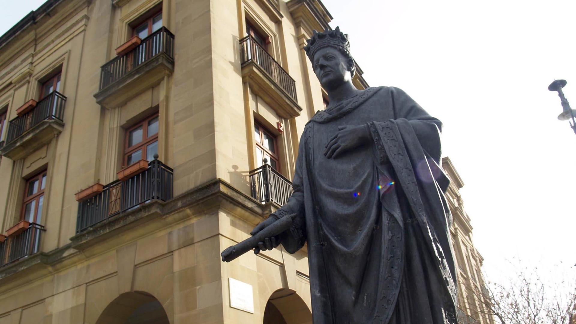 Estatua de Carlos III al comienzo de la avenida a la que da nombre en Pamplona