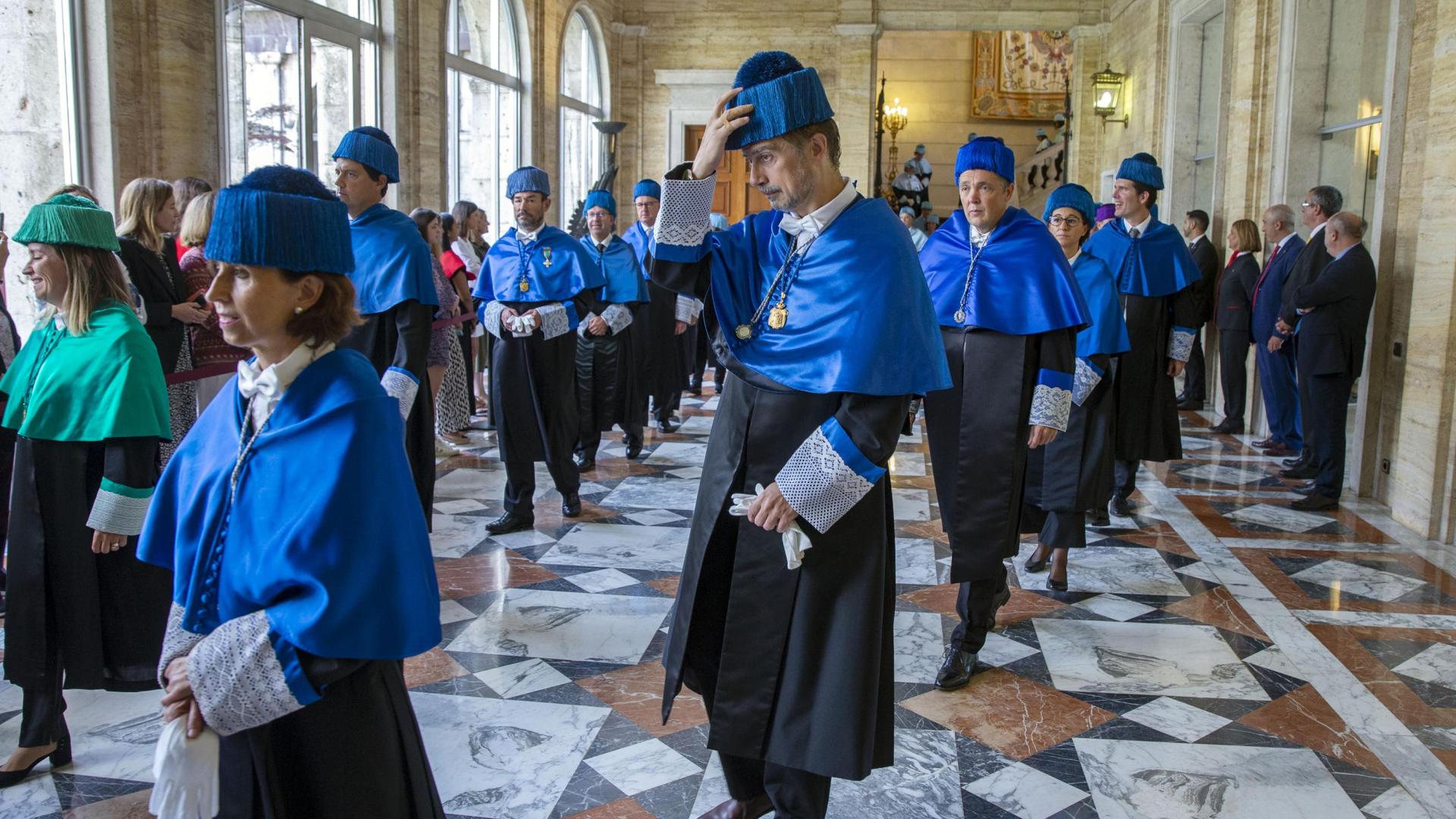 res de Ciencias, de azul marino, avanzan por el hall del Edificio Central hacia el Aula Magna antes del acto de apertura