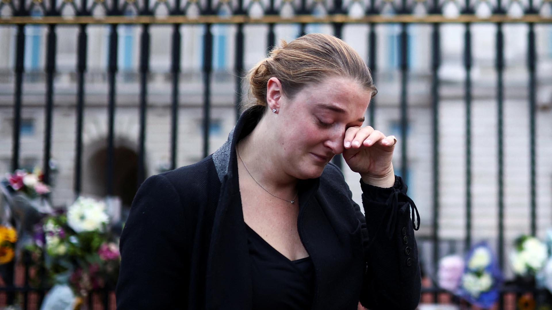 El mundo llora la muerte de la reina Isabel II. Cientos de personas se han acercado este viernes, 9 de septiembre, al palacio de Buckingham, en Londres, para depositar flores y despedir a la monarca fallecida a los 96 años.