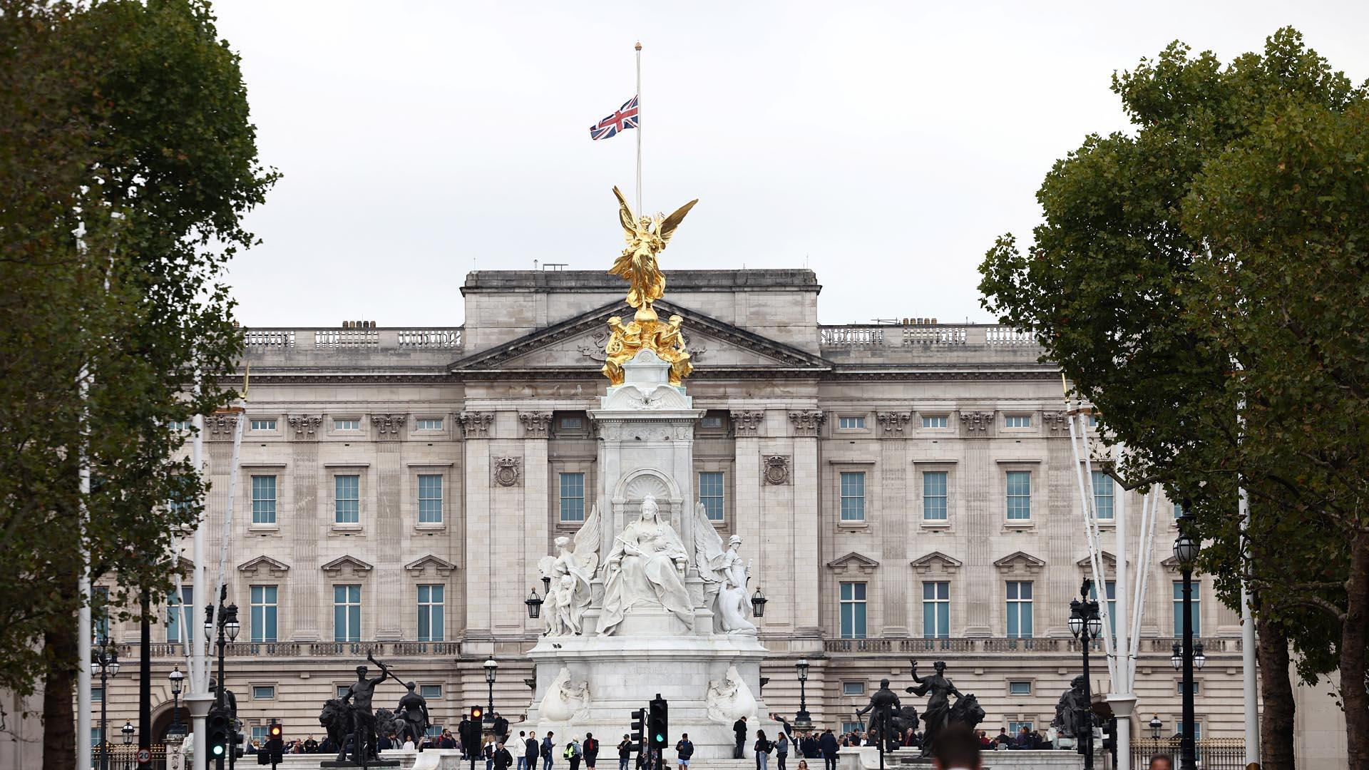 El mundo llora la muerte de la reina Isabel II. Cientos de personas se han acercado este viernes, 9 de septiembre, al palacio de Buckingham, en Londres, para depositar flores y despedir a la monarca fallecida a los 96 años.
