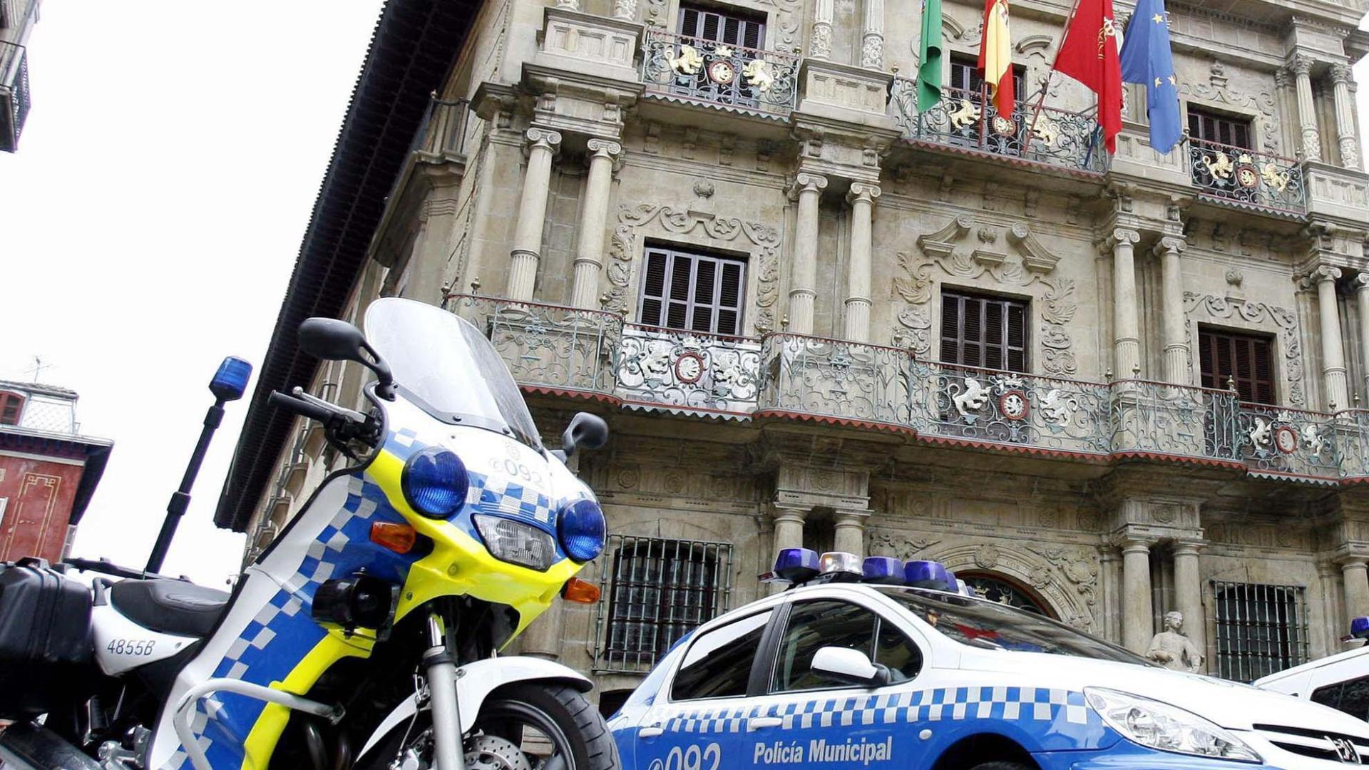 Vehículos de la Policía Municipal, frente al Ayuntamiento de Pamplona