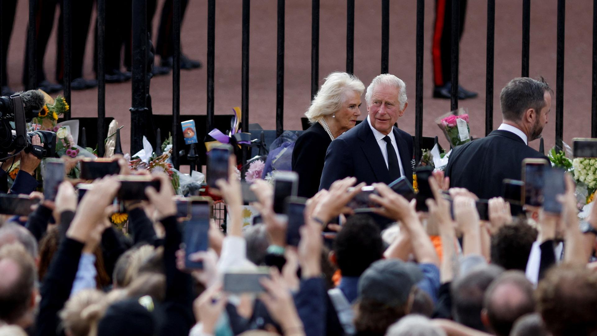 El rey Carlos III y la reina consorte Camilla, a su llegada al Buckingham Palace