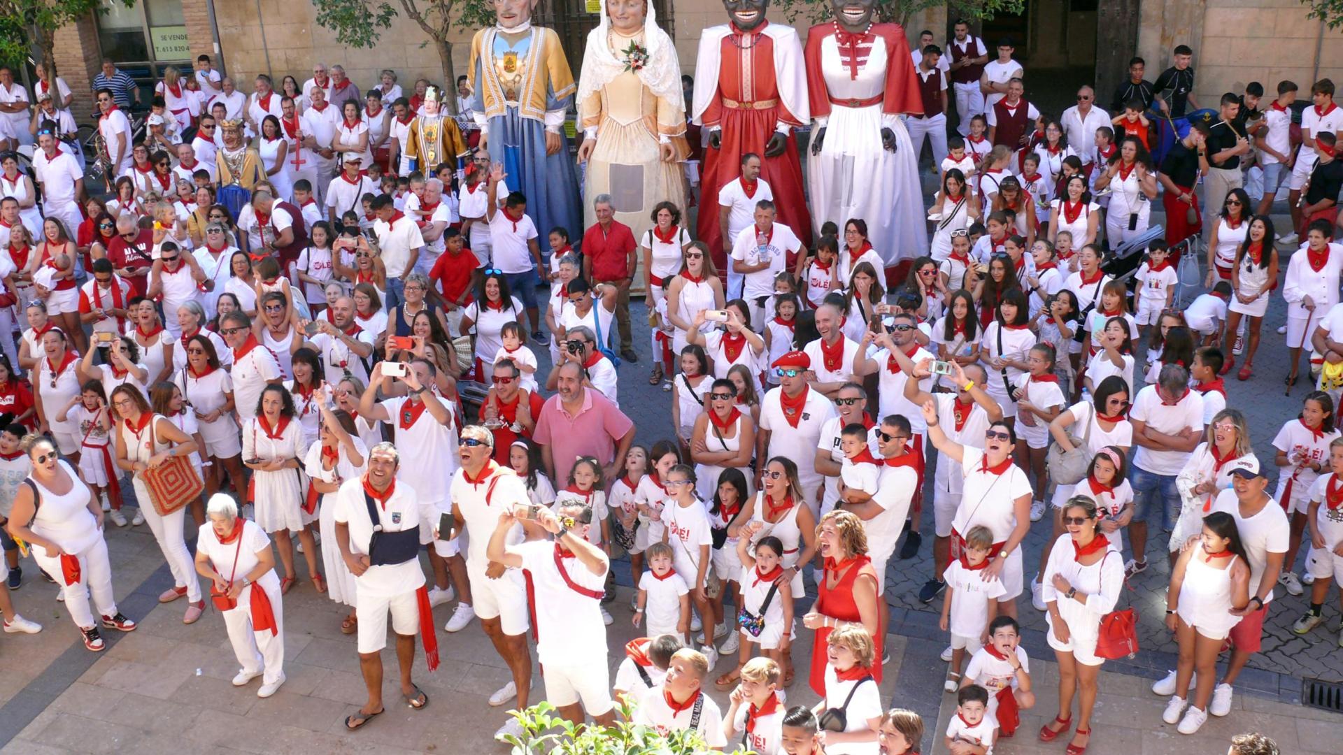 Imagen de los asistentes al lanzamiento del cohete anunciador del inicio del Día del Niño en Cintruénigo.