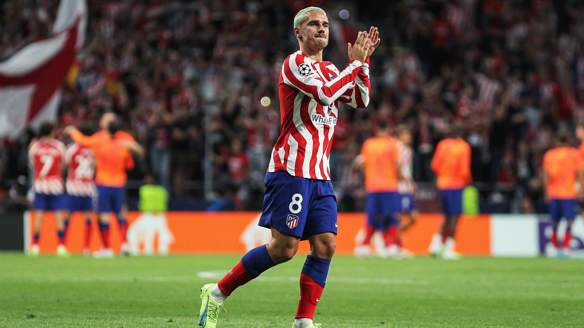 Antoine Griezmann aplaude a la grada tras finalizar el choque de Champions contra el Oporto que decantó el francés a favro del Atlético
