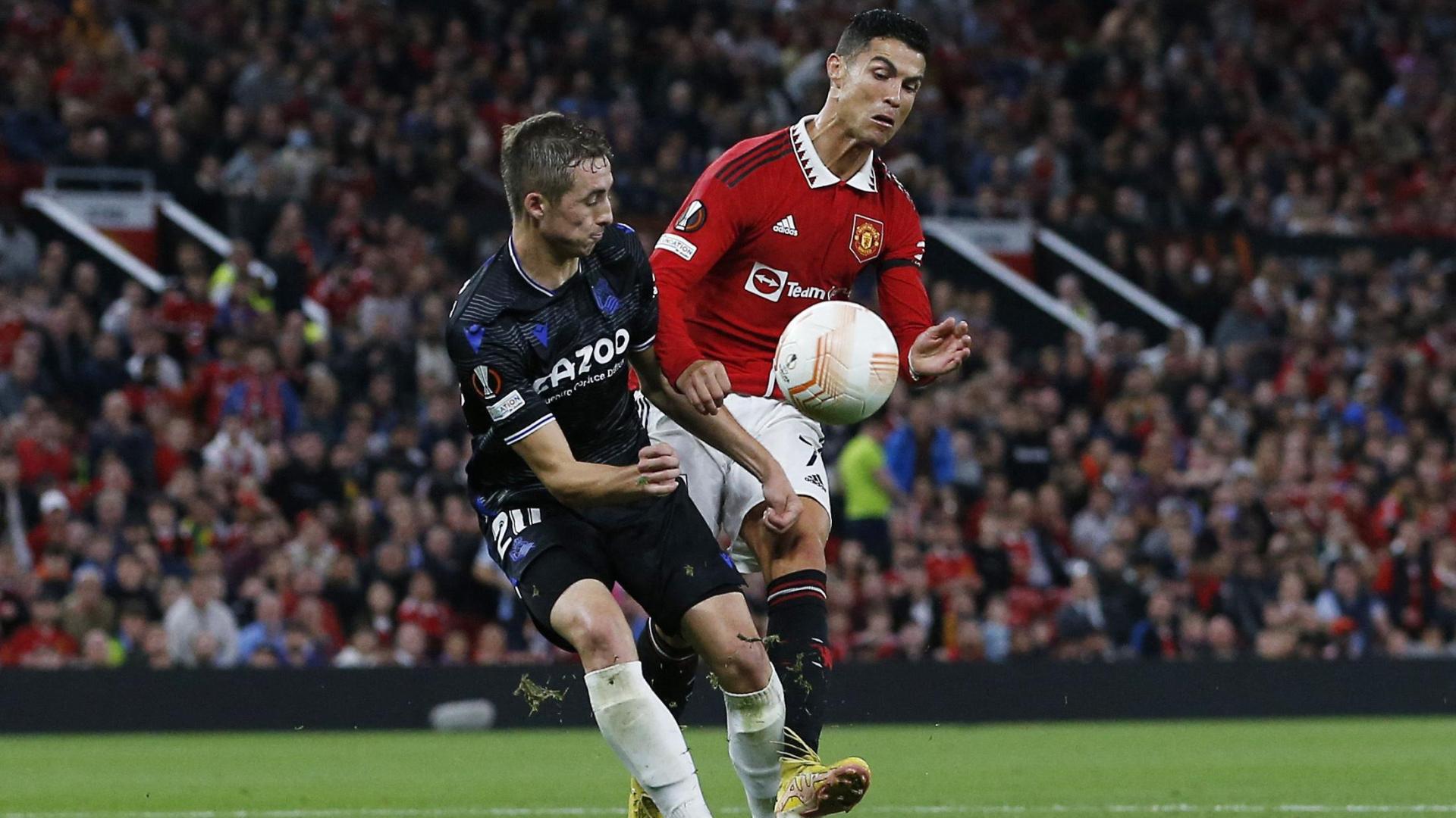 El navarro Jon Pacheco presiona a Cristiano Ronaldo este jueves en Old Trafford.
