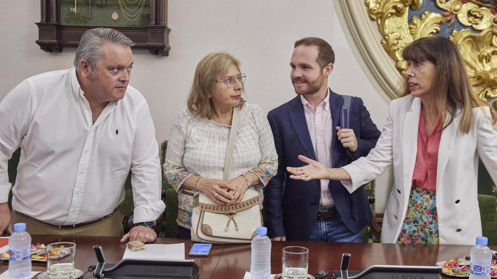 Maite Esporrín (derecha) hablando con sus compañeros de grupo Federico Colmenar, Silvia Vásquez y Xabier Sagardoy