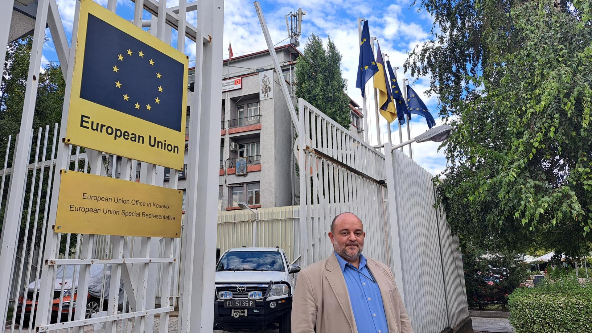 Juan Zaratiegui, en la entrada a la oficina de la UE en Pristina en la que trabaja.
