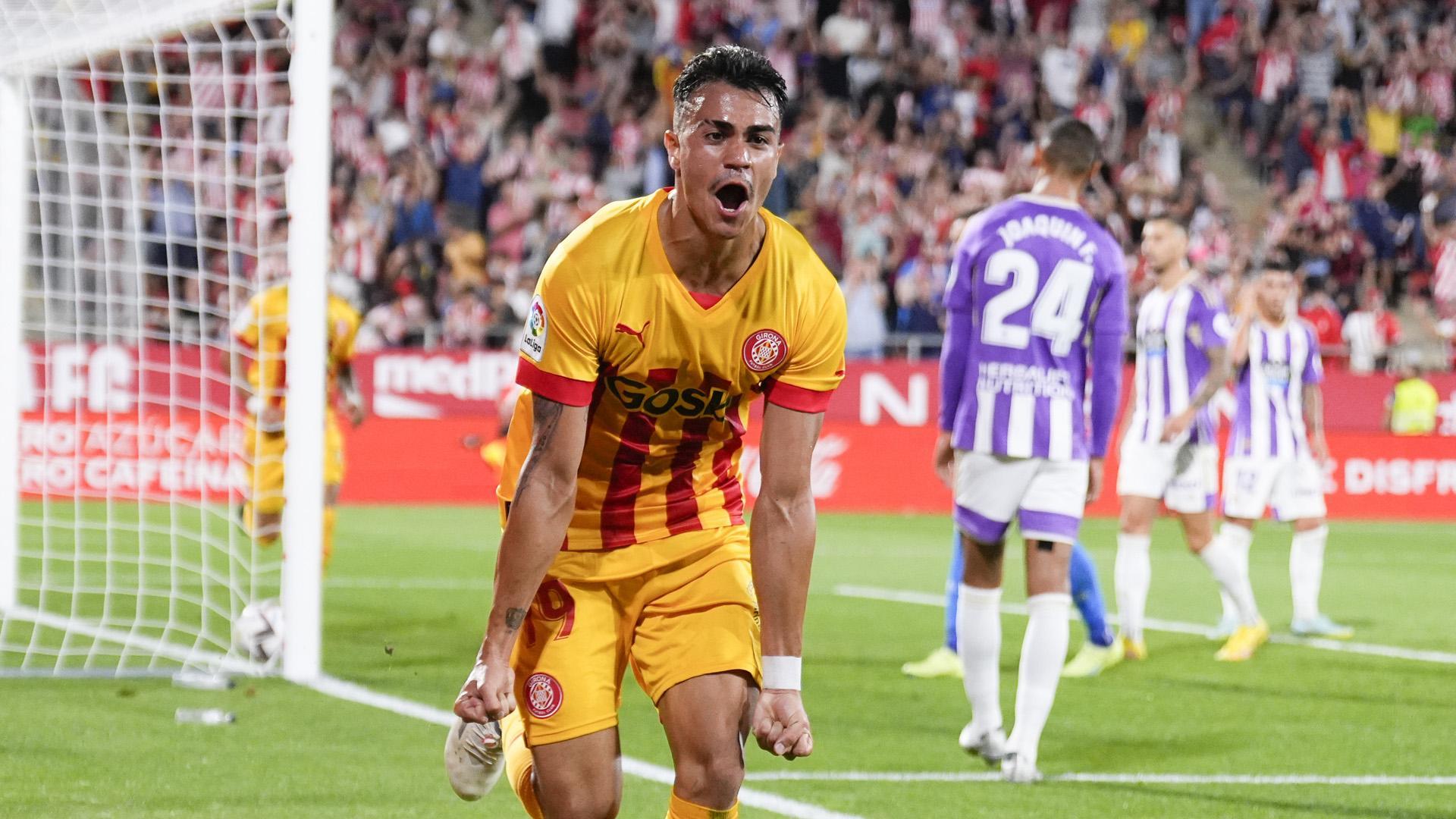 El delantero brasileño del Girona, Reinier Jesus Carvalho celebra su gol, primero del equipo ante el Valladolid