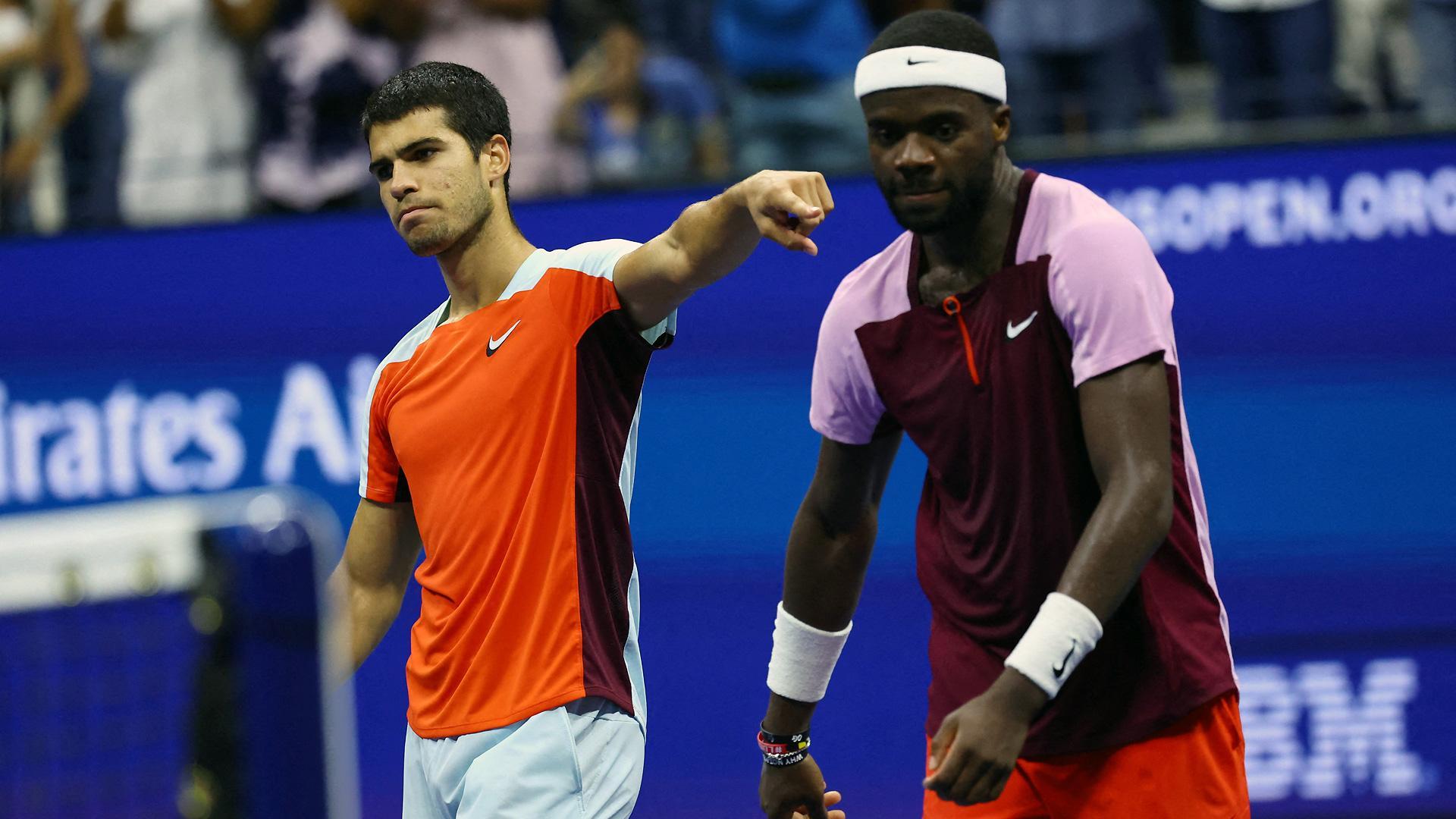 Carlos Alcaraz (izda.), junto al estadounidense Frances Tiafoe tras la semifinal del US Open