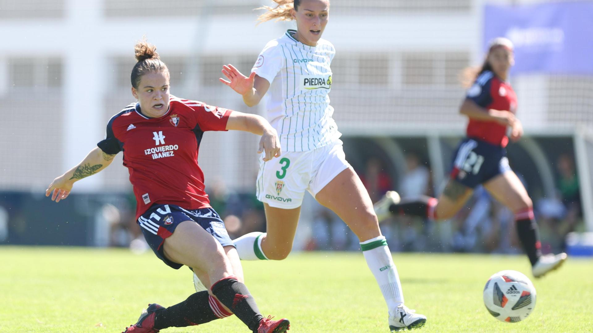 Disparo de Patricia Zugasti en el partido contra el Córdoba