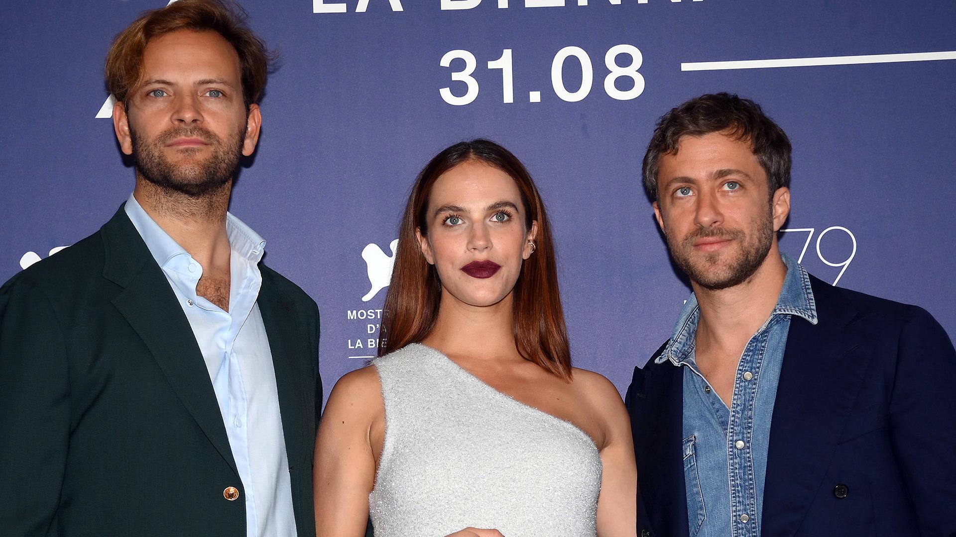 Francesco Carrozzini (dcha), Alessandro Borghi y Jessica Brown posan en el Festival de Venecia en la presentación de la película 'The Hanging Sun'