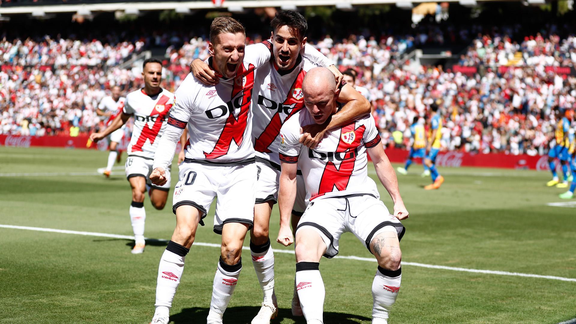 Los jugadores del Rayo celebran el primer gol del partido