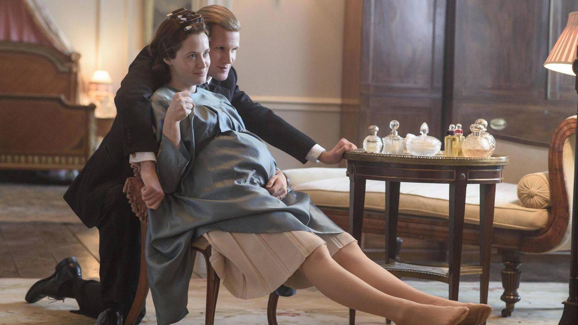 La reina Isabel II (interpretada por Claire Foy en las primeras temporadas de la serie ‘The Crown’), junto a su marido, el príncipe Felipe de Edimburgo (Matt Smith), esperan la llegada de  su tercer hijo, el príncipe Andrés. Escrita por el guionista Peter Morgan para Netflix, en noviembre de 2016 arrancó esta serie a partir de la película ‘The Queen’ (’La reina’, 2006). En esta imagen se ve a la joven pareja al poco de acceder al trono, alejados del protocolo, sin maquillajes ni coronas, como cualquier matrimonio en su habitación. En este caso, de palacio