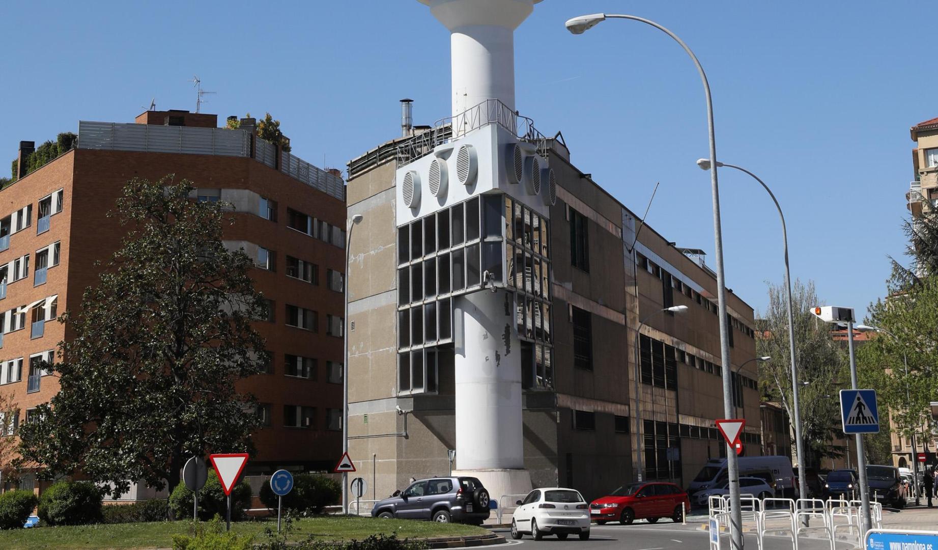 El edificio de Telefónica, al final de la calle Aoiz