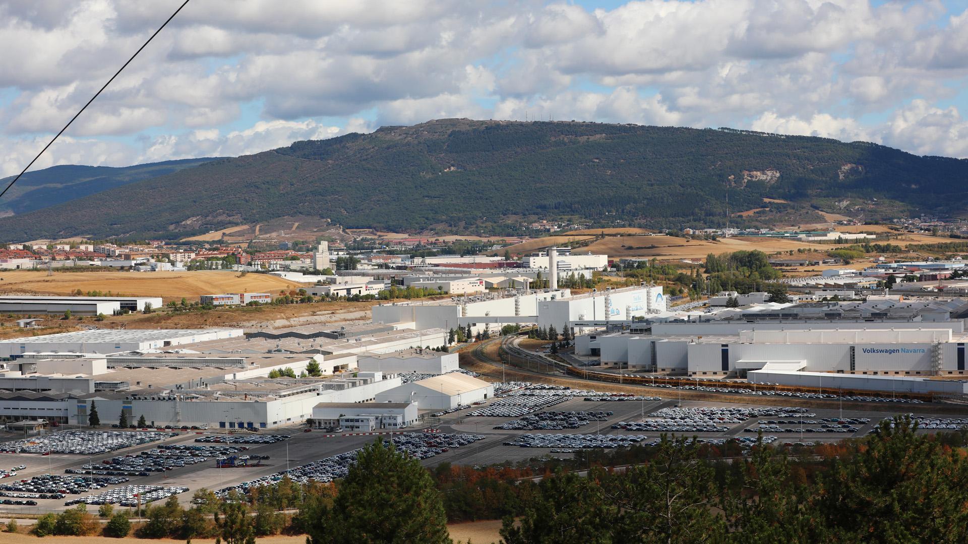 Instalaciones de Volkswagen Navarra, en Landaben, con coches en su campa