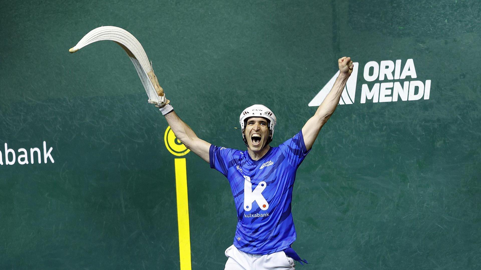 Javier Urriza celebra su triunfo en el Individual