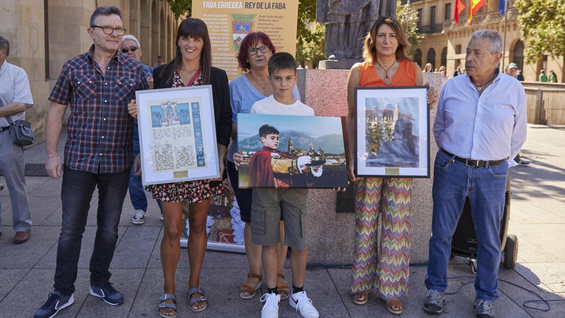 El niño mendiavés Marco Sánchez, en el centro, último rey de la Faba posa con autoridades y organizadores del tradicional acto