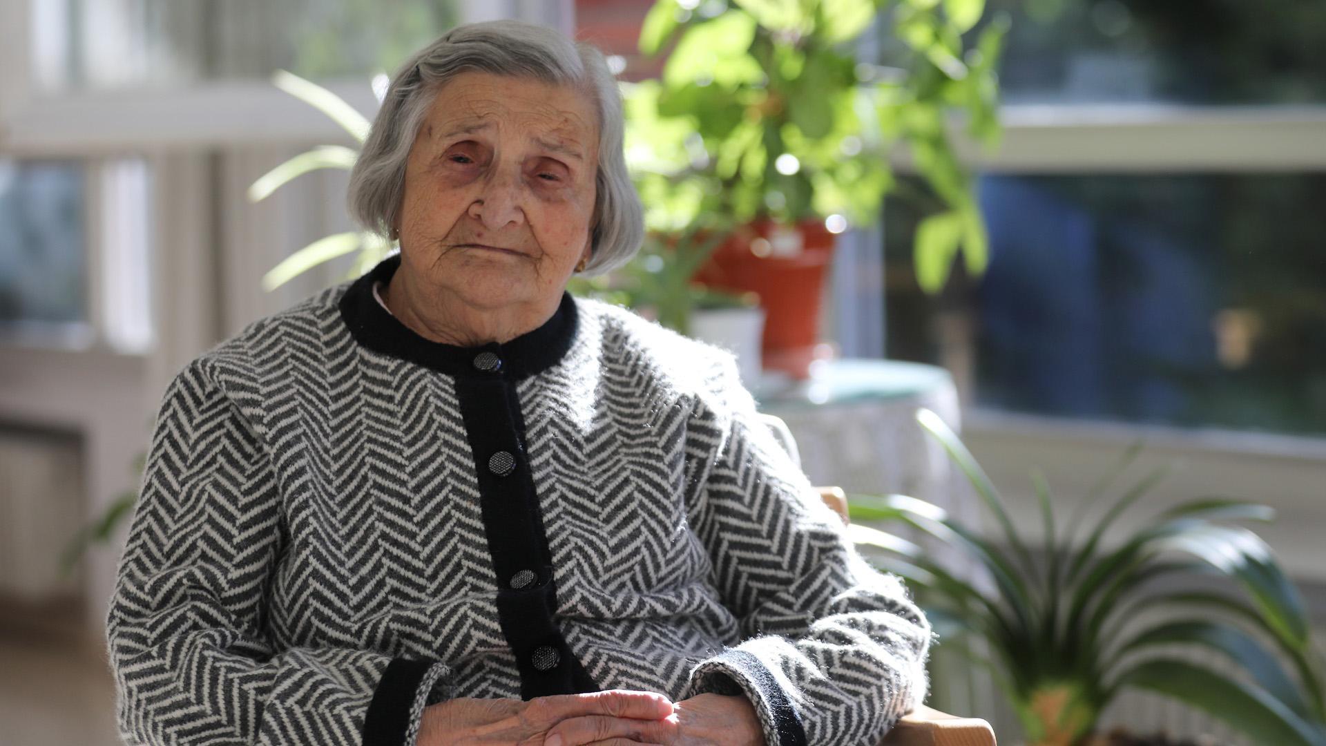 Isabel Buñuales Goñi, 96 años, es una las navarras coetáneas de la reina de Inglaterra, una vida paralela a la de la monarca, “sin tantas preocupaciones”, pero con las mismas ilusiones. Su historia no quedará en los libros, pero destila dignidad