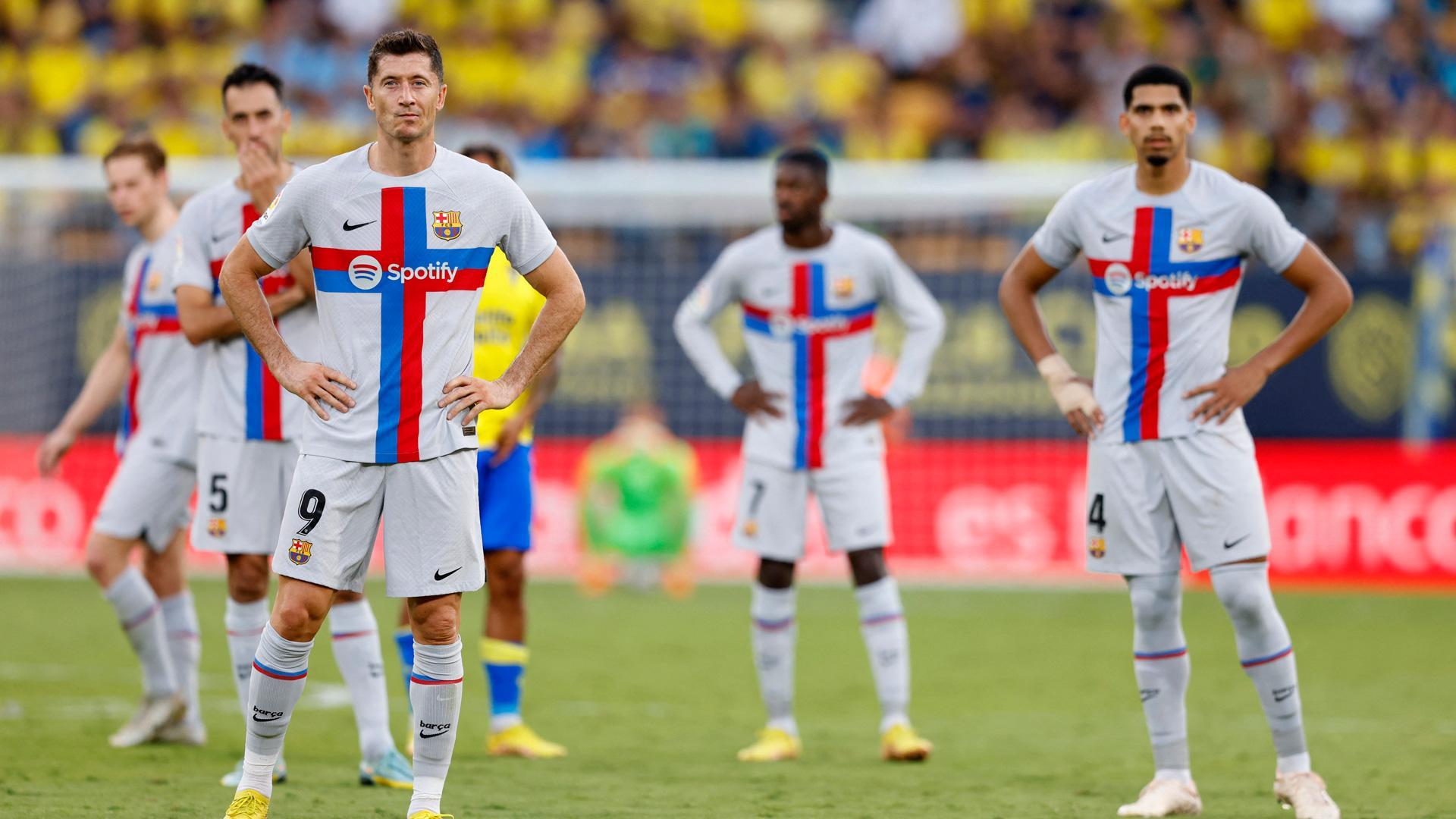 Los futbolistas del Barcelona durante el parón del segundo tiempo en Cádiz