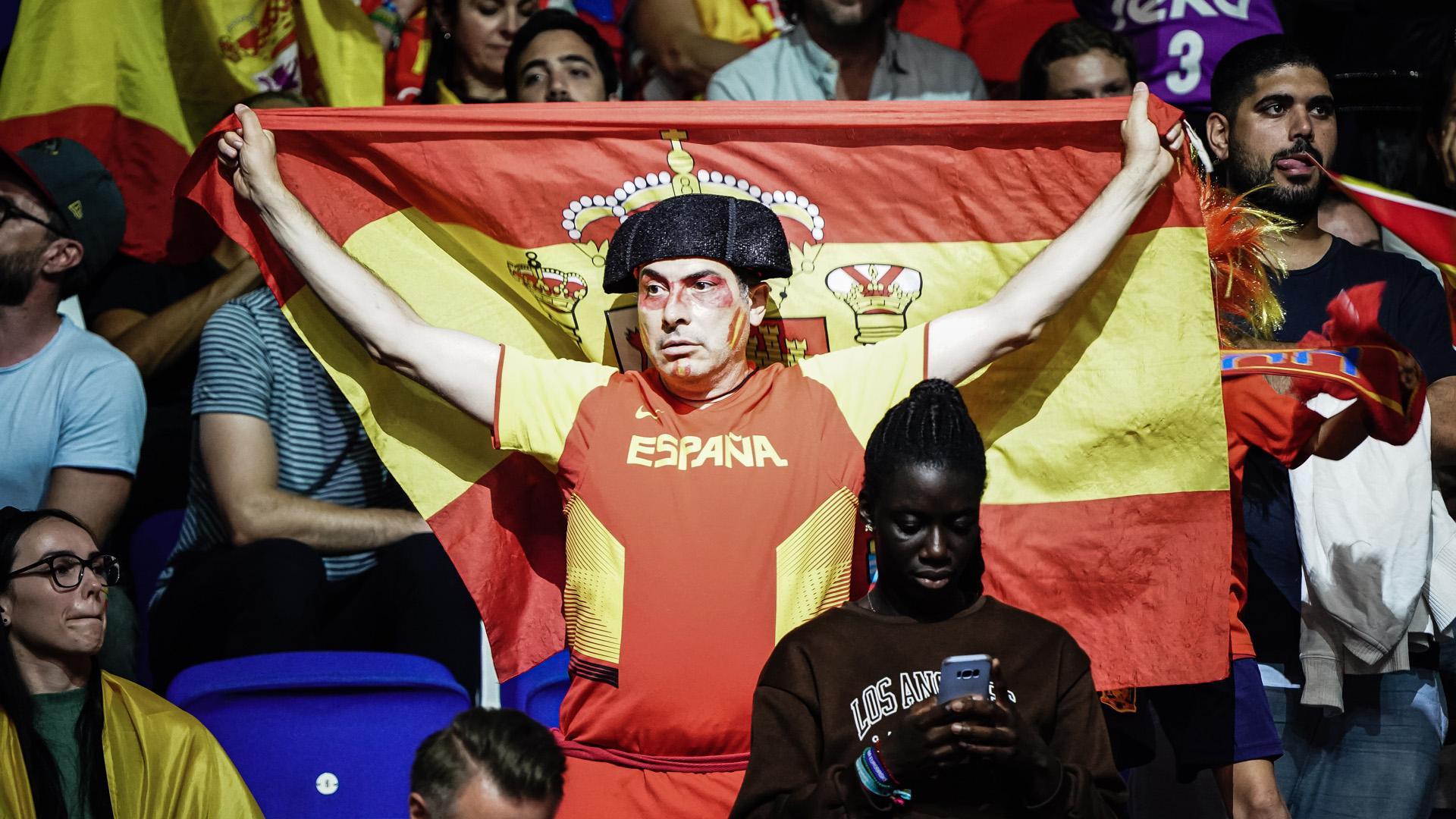 Aficionado con la bandera de España durante el partido FIBA que enfrentó a España contra Lituania FIBA EuroBasket 2022