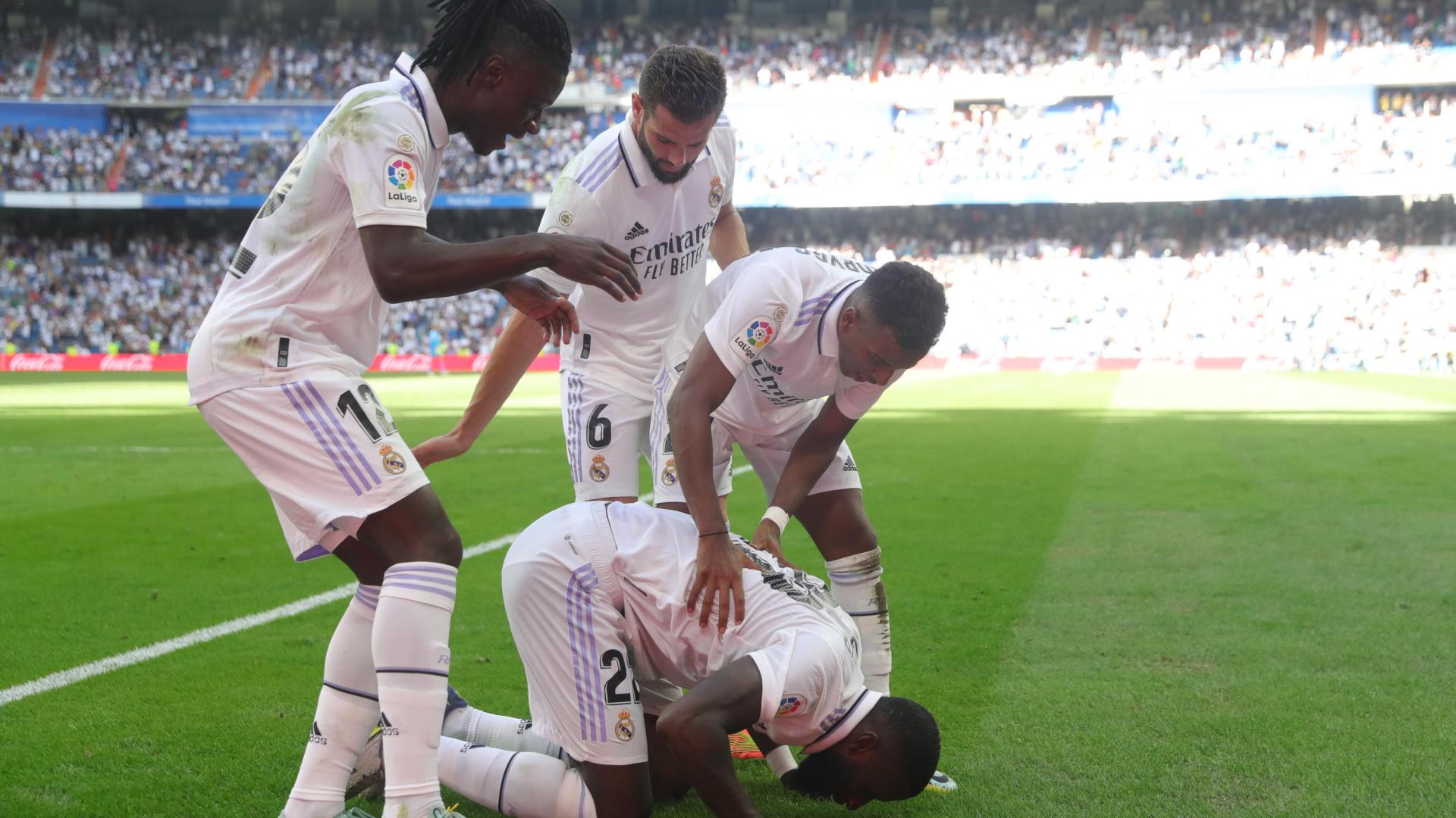 El defensa alemán del Real Madrid, Antonio Rüdiger (2d) celebra con sus compañeros, Rodrygo (d), Eduardo Camavinga (2i) y Nacho, su tanto, el 4-1 ante el RCD Mallorca
