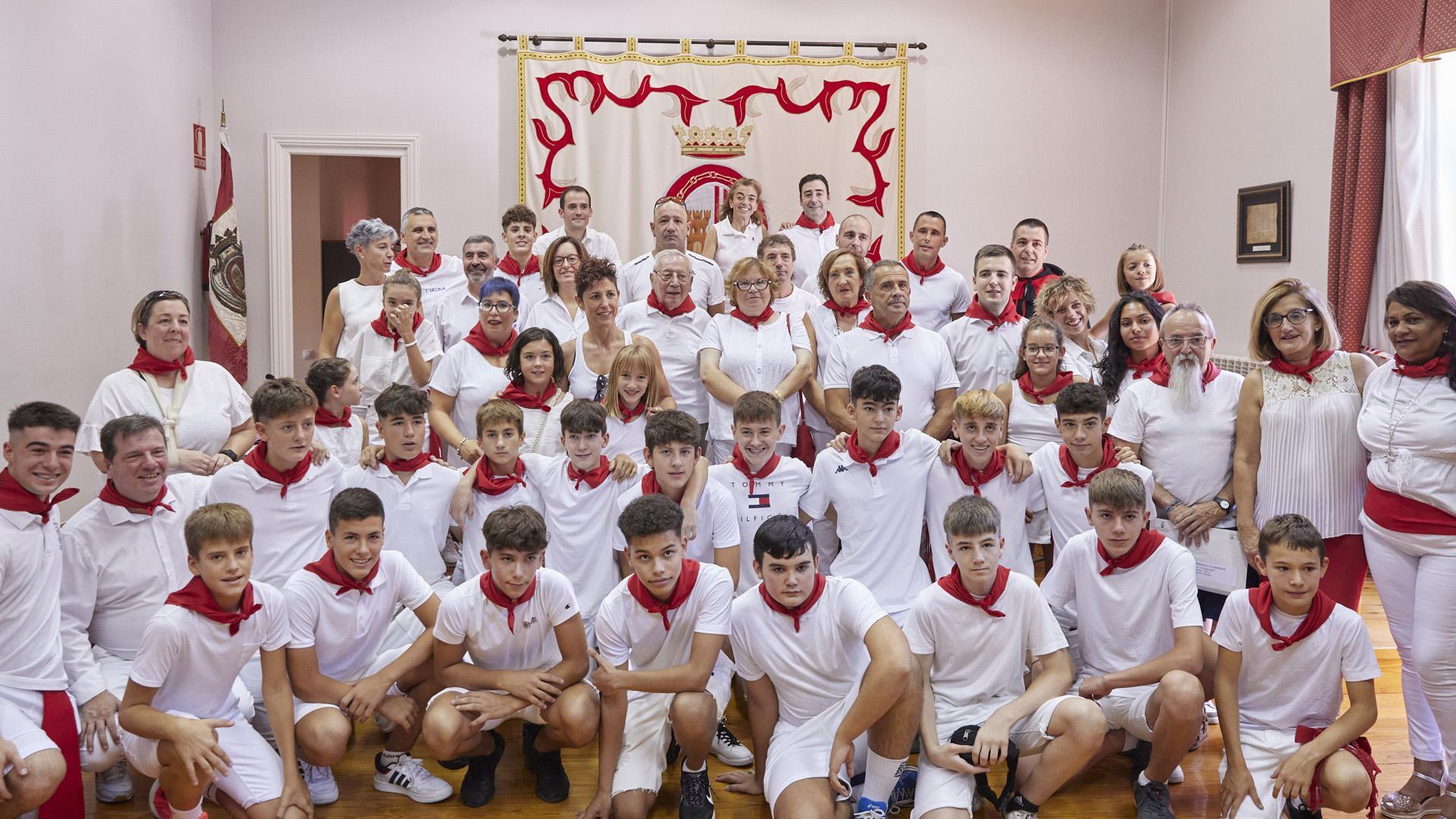 Premiados y homenajeados posan en el salón de plenos de Sangüesa instantes antes del inicio de las fiestas de 2022