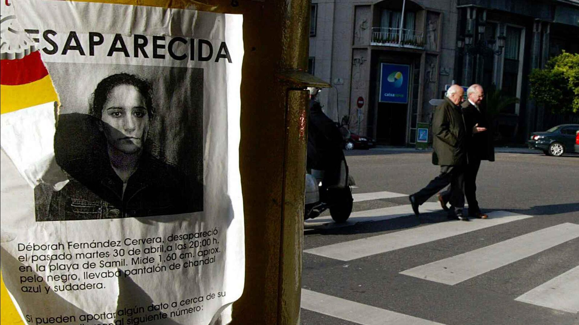 Cientos de carteles fueron pegados por la ciudad de Vigo con la fotografía impresa de la joven Deborah Fernández Cervera