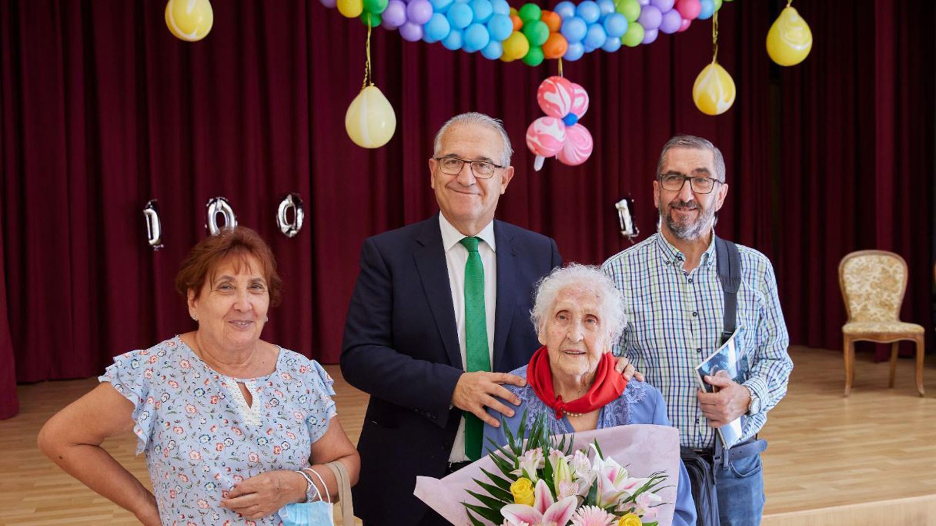 Enrique Maya felicita a la centenaria Carmen Velázquez