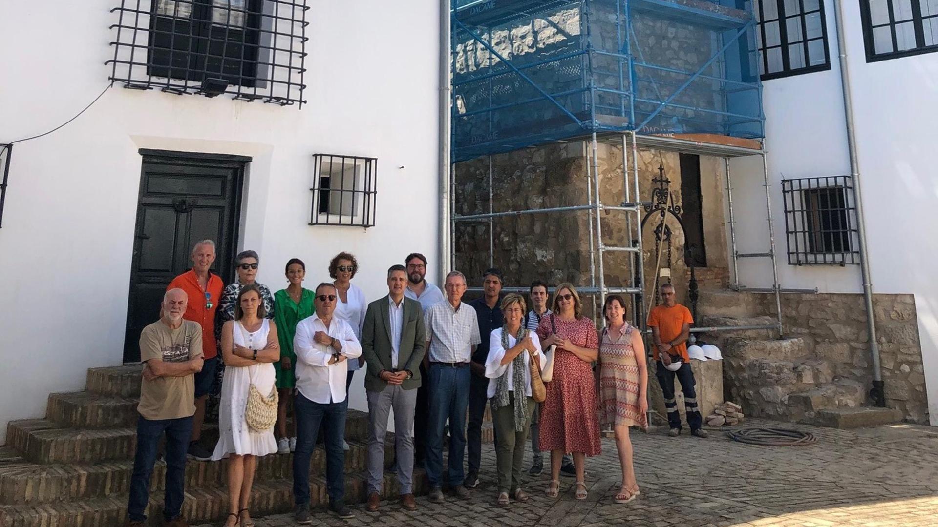 Participantes en la reciente visita que se hizo a las obras, con el torreón a sus espaldas