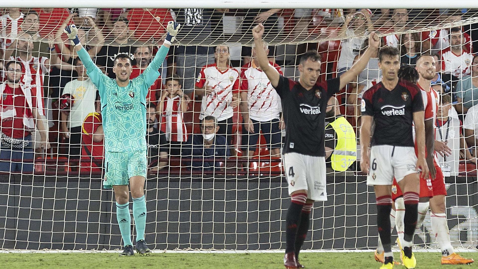 Gesto de celebración de Sergio Herrera y Unai García en el momento en el que el árbitro señala el final del partido