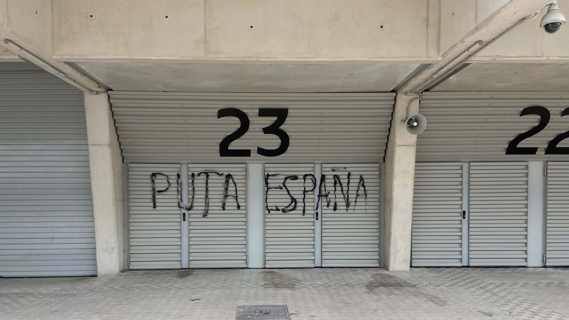 pintadas contra la Selección española en El Sadar