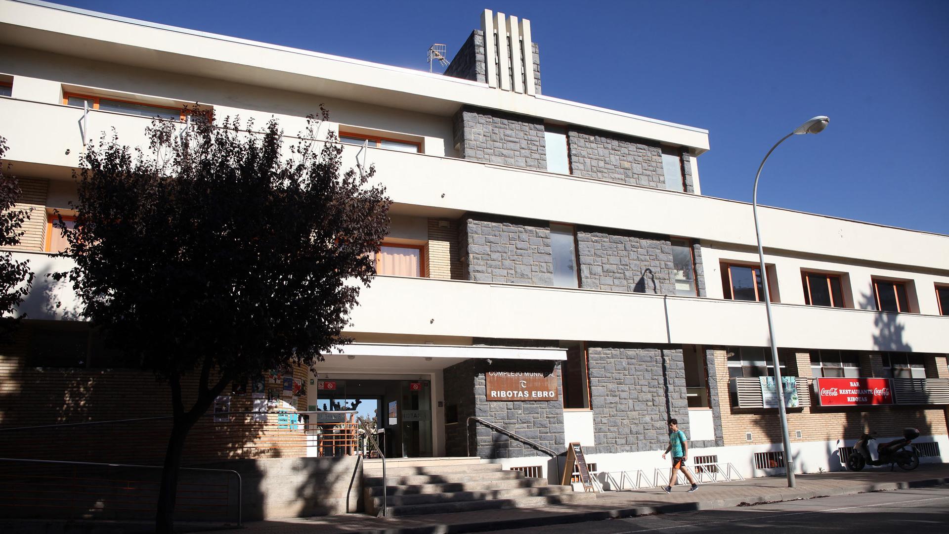 Entrada a las instalaciones del complejo deportivo de Ribotas de Tudela