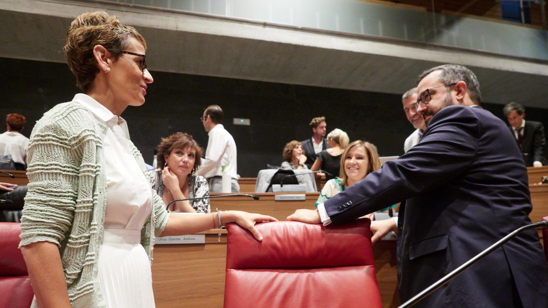 La presidenta del Gobierno de Navarra, María Chivite (1i), y el portavoz del Gobierno de Navarra, Javier Remírez (1d), conversan durante una sesión plenaria en el Parlamento de Navarra