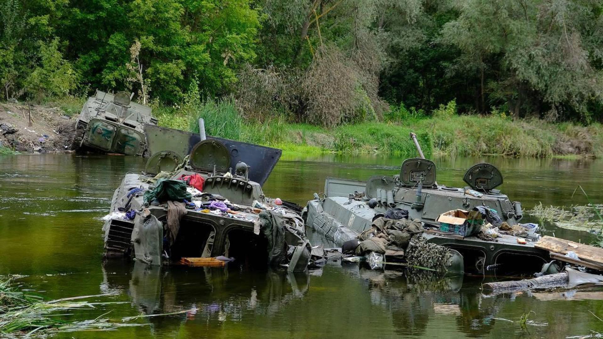Carros de combate abandonados por las tropas rusas este domingo pasado durante su huida de Járkov ante la contraofensiva ucraniana