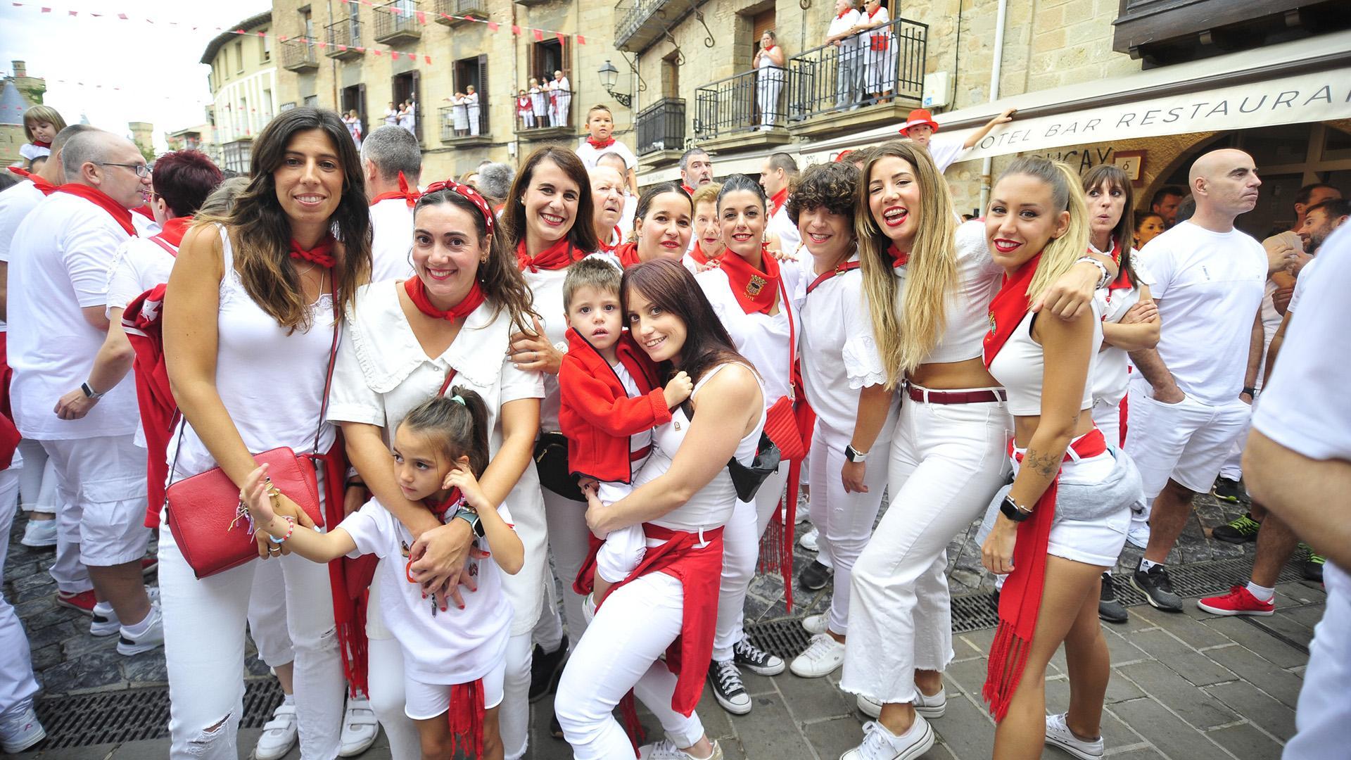 Cuadrilla celebrando el cohete de inicio de la fiesta en Olite