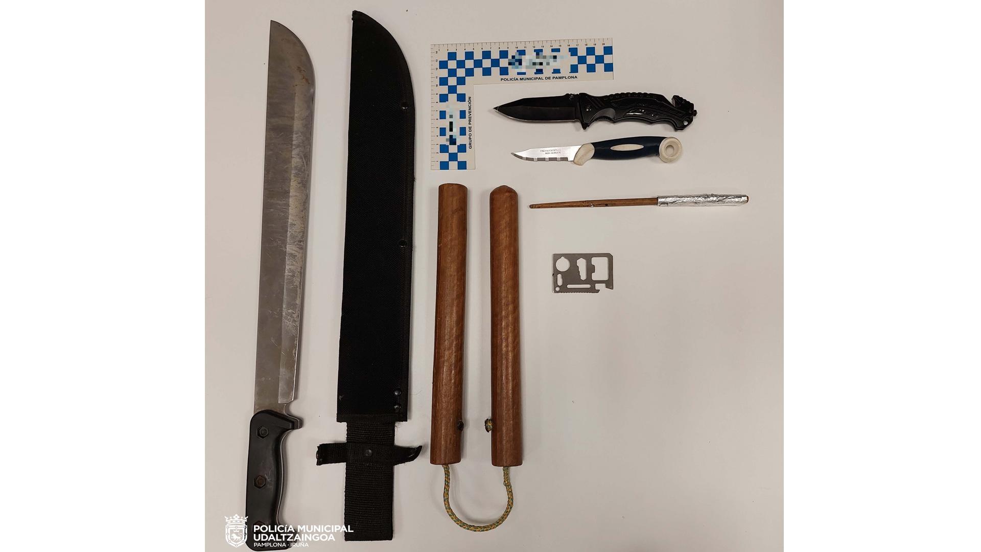 Policía Municipal decomisa varias armas a conductor en la calle Juan de Labrit