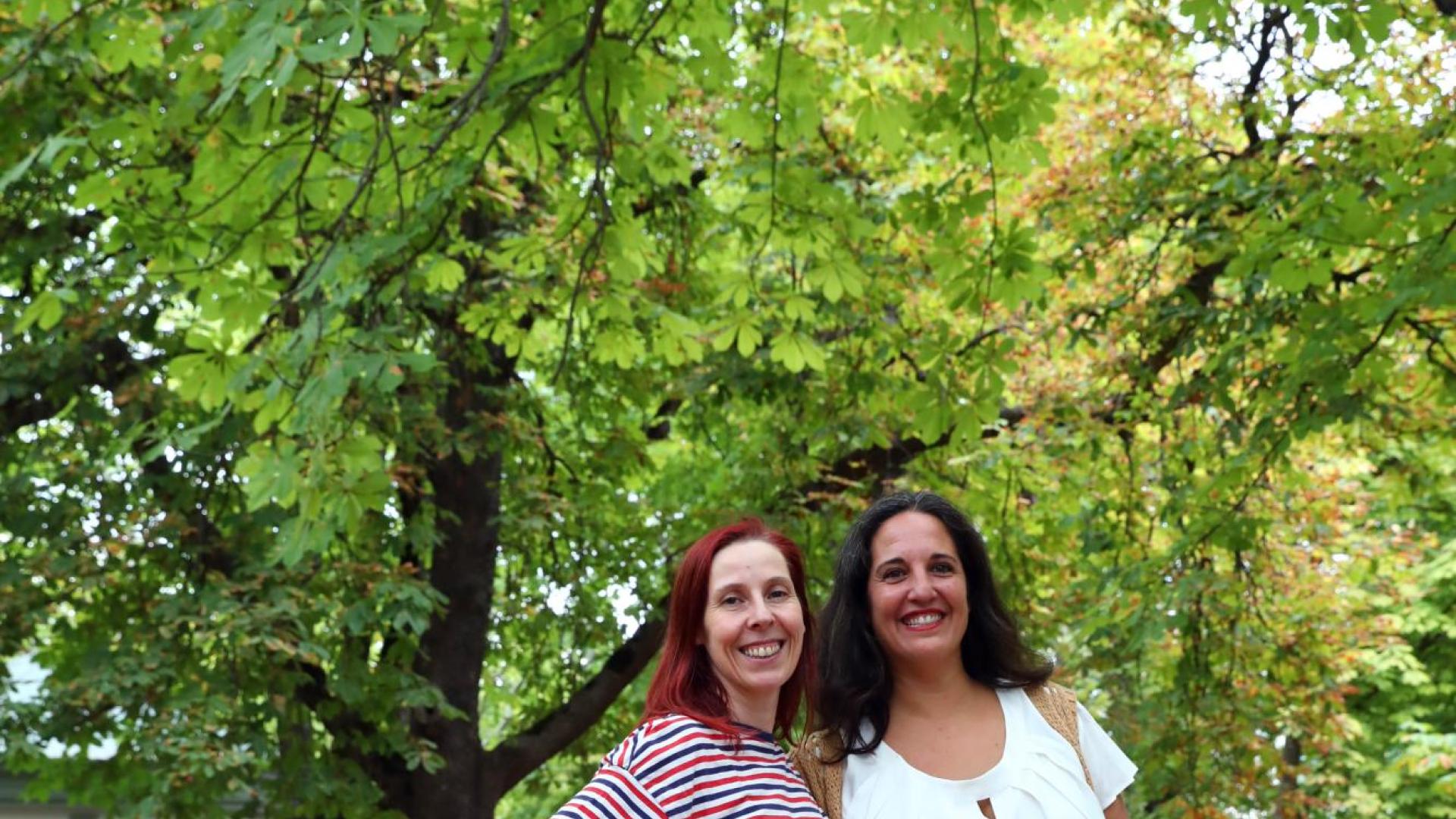 Adriana Olmedo (izda) y Cristina Saraldi, ayer, en El Bosquecillo.	cordovilla