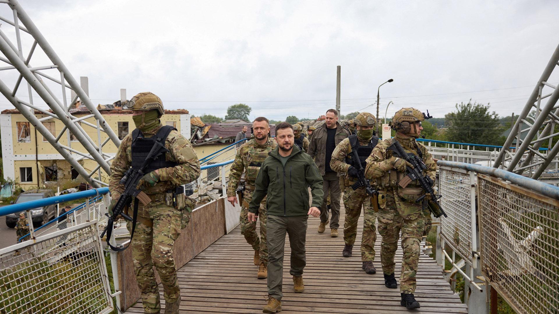 Volodímir Zelenski, en la visita que ha realizado este miércoles a la liberada ciudad de Izium,