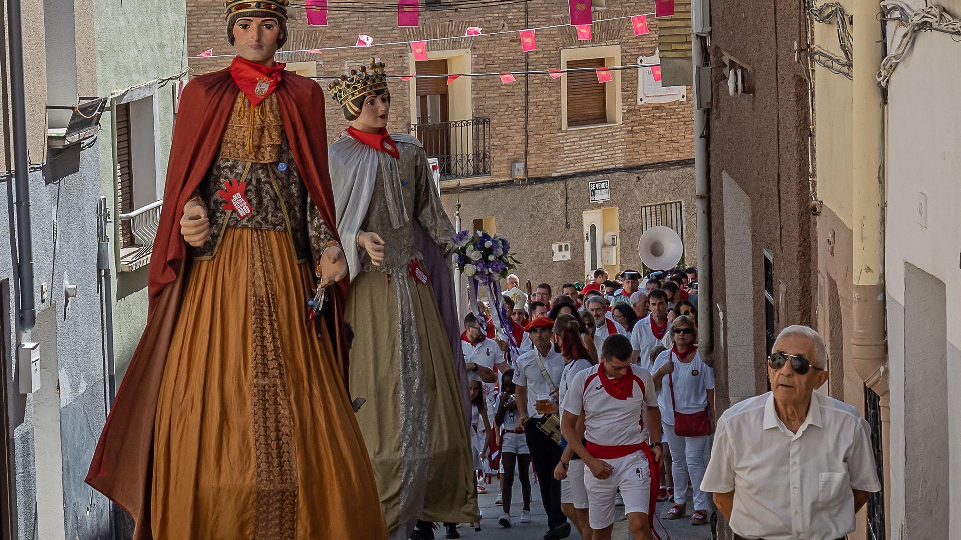 Los gigantes de Cárcar se sumaron al recorrido de la procesión