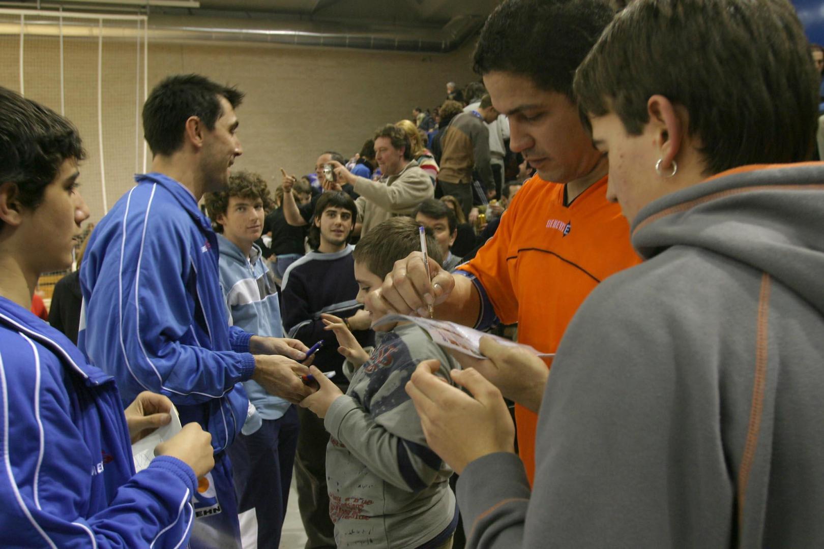 Uríos, firmando autógrafos junto a Mateo Garralda, en Arrosadía en 2005
