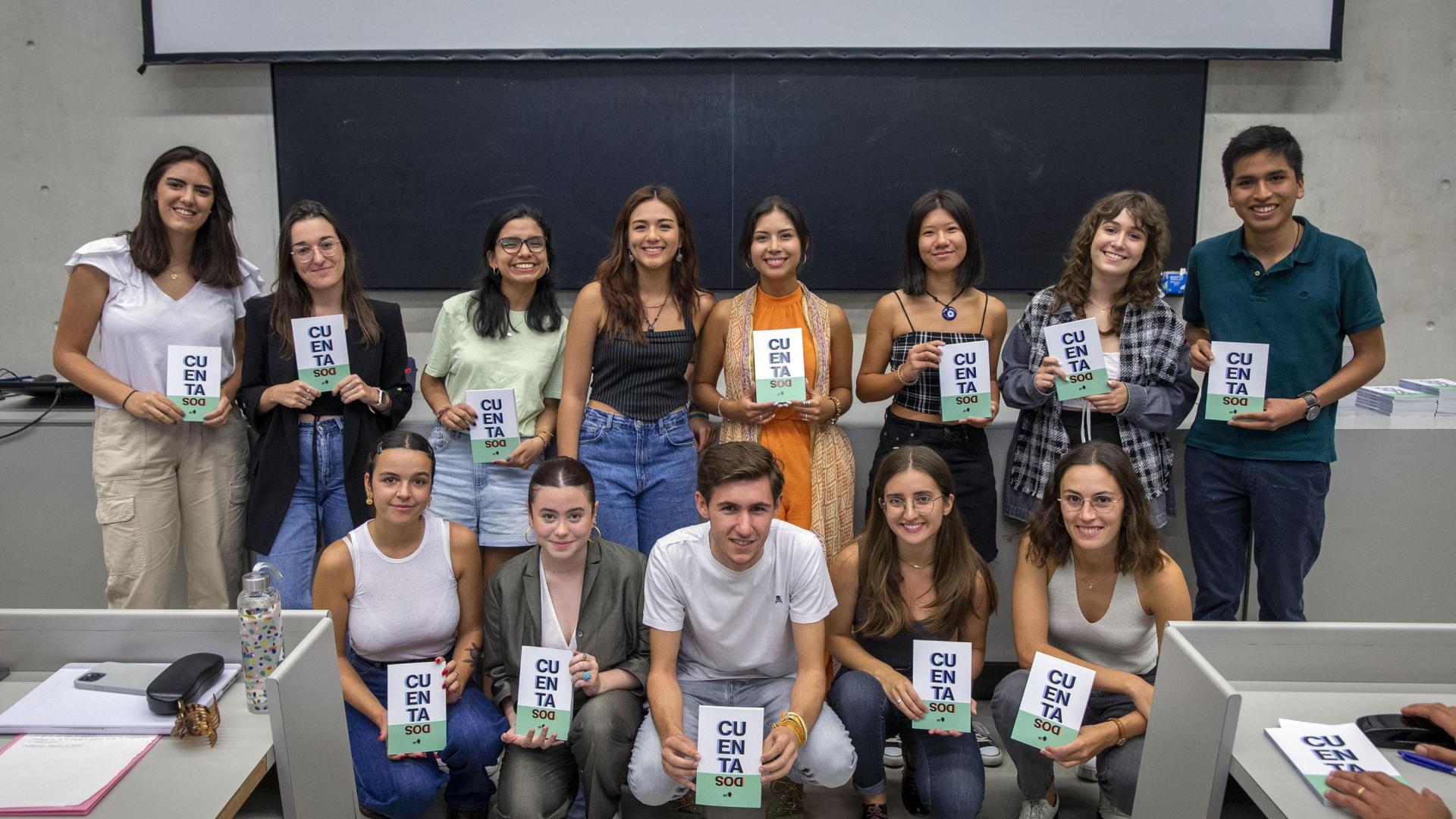 Trece de los 22 autores e ilustradoras de la antología de relatos ‘Cuenta dos’ posaron con el libro. De izda. a dcha y de arriba a abajo: Nina Álvarez, Lucía Gastón, Fátima Villalobos, Claudia Chau, Mariana Santivañez, Aitana Jiu Usurbil, Leyre Cazalla, Andre Quispe, Malena Cortizo, Andrea Méndez, Ferran Serveto, Miriam Huárriz e Irene Ramírez.