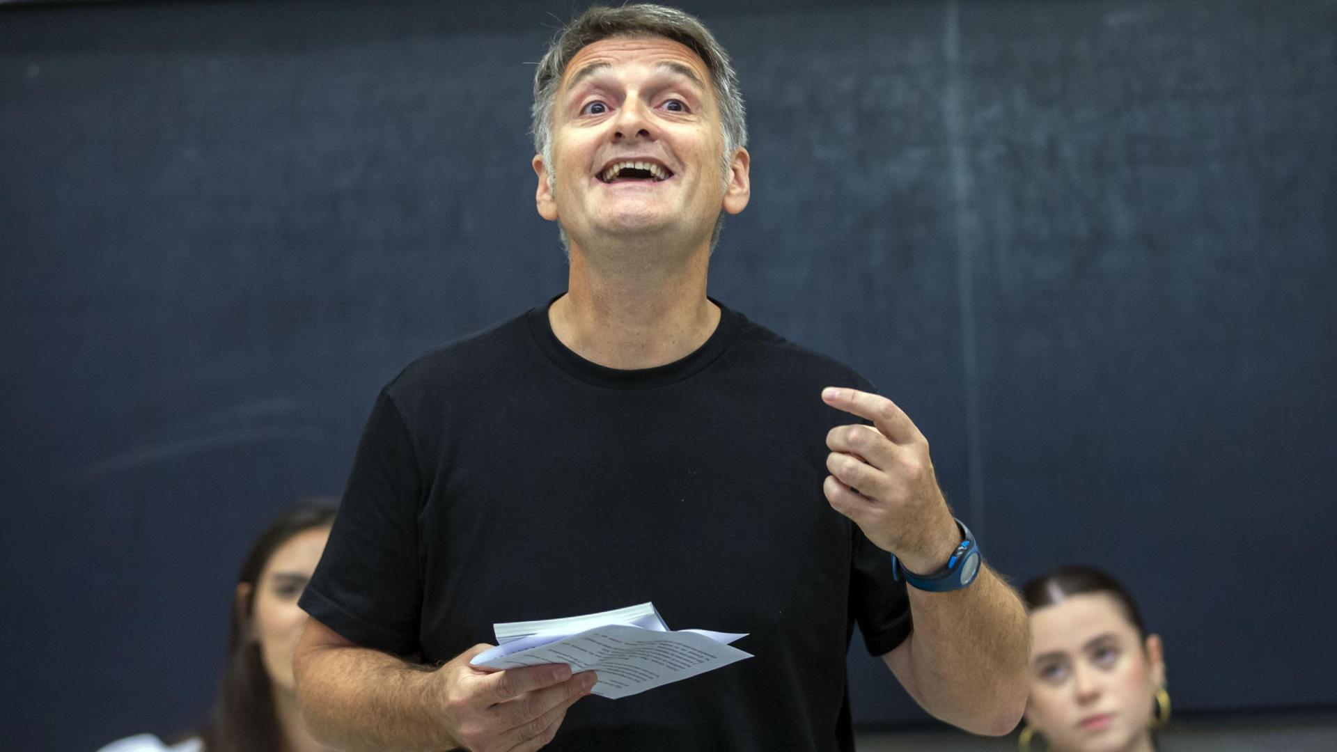 Josean Pérez, uno de los tres profesores editores de la antología, ayer, durante la presentación en el aula 6 de la Facultad de Comunicación.