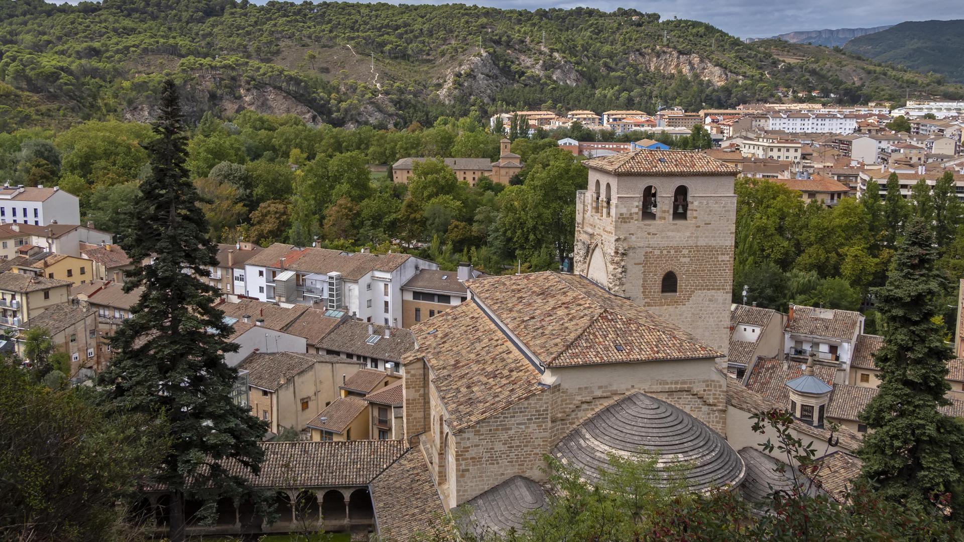 Panorámica de Estella, con uno de los diapiros que están en el punto de partida del proyecto